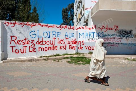 Graffiti et slogan sur les murs de la rue principale de Sidi Bouzid.