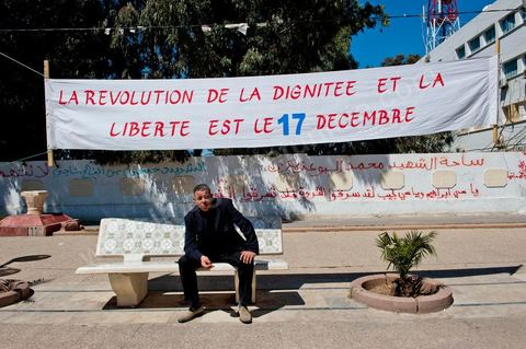 Un des membres du comité de protection de la révolution du 17 décembre 2010 devant une banderolle à Sidi bouzid. Révolution du 17 décembre 2010 et non du 14 janvier 2011.