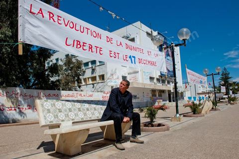 Un des membres du comité de protection de la révolution du 17 décembre 2010 devant une banderolle à Sidi bouzid. Révolution du 17 décembre 2010 et non du 14 janvier 2011.
