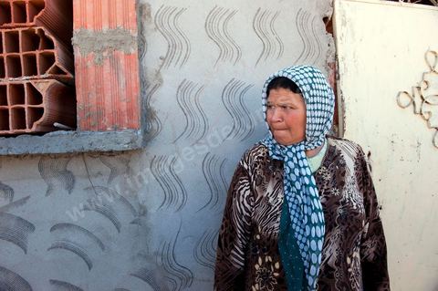 Voisine de la famille de Bouazizi dans la rue de la maison Bouazizi quartier Cité Nour à Sidi Bouzid, rencontre avec les voisins, une autre famille Bouazizi