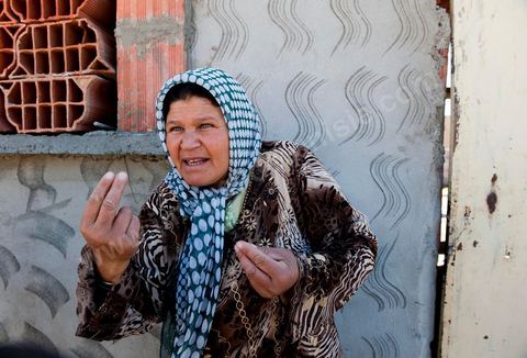 Voisine de la famille de Bouazizi dans la rue de la maison Bouazizi quartier Cité Nour à Sidi Bouzid, rencontre avec les voisins, une autre famille Bouazizi