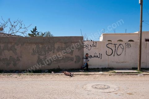 Sur les murs dans la rue de la maison de Mohamed Bouazizi à Sidi Bouzid, Les inscriptions et slogans de soutient au martyr de la Révolution Mohamed Bouazizi ont été effacés.