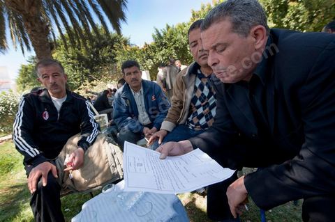 A sidi Bouzid, sur la place principale rencontre avec les membres du comité de protection de la révolution du 17 décembre 2010 à Sidi bouzid. Lecture de l'acte et des revendications du comité.