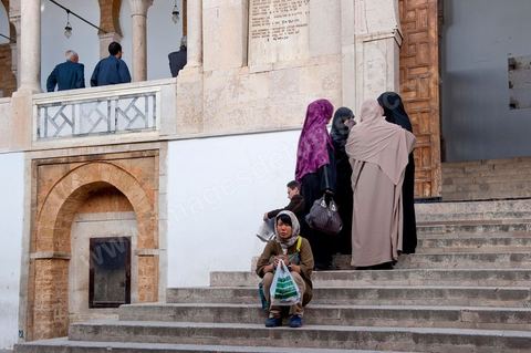 Femmes en Niqab à l'entrée principale de la Grande Mosquée Jamaa ez Zitouna le vendredi à l'heure de la grande prière dans la medina de Tunis