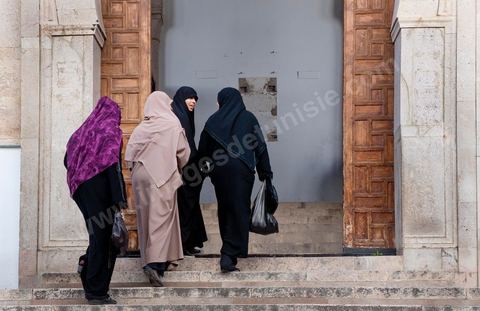 Femmes en Niqab à l'entrée principale de la Grande Mosquée Jamaa ez Zitouna le vendredi à l'heure de la grande prière dans la medina de Tunis
