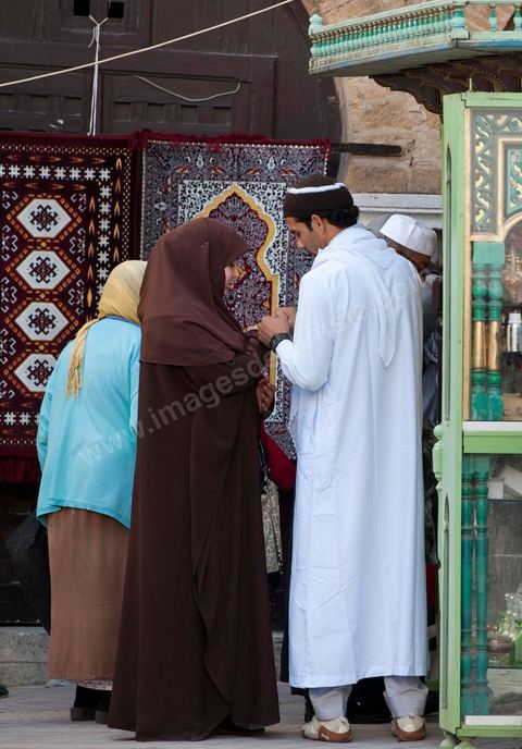 Couple d'Islamiste, homme barbue en tenue et femme en Niqab, le vendredi devant l'entrée de la Grande Mosquée Jamaa ez Zitouna  dans la medina de Tunis
