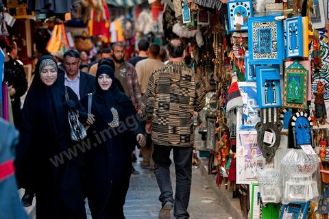 Femmes voilées d'un niqab dans les souks de la medina de Tunis le vendredi
