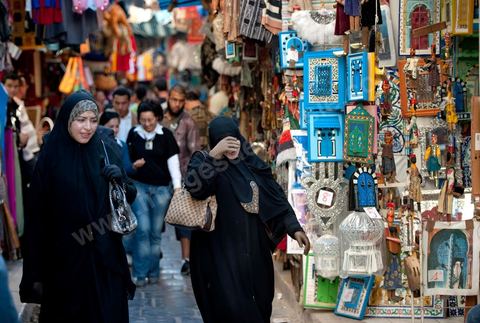 Femmes voilées d'un niqab dans les souks de la medina de Tunis le vendredi