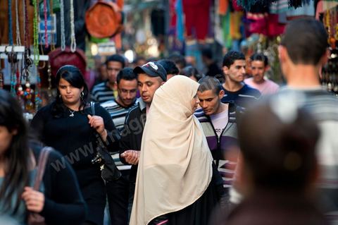 Femmes voilées d'un niqab dans les souks de la medina de Tunis le vendredi