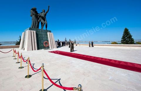 A ceremony was held on Saturday morning at the Séjoumi Martyrs’ Square to commemorate the events of April 9, 1938.Presided over by Mr. Foued Mebazaa, Acting President of the Republic, this ceremony served as an opportunity to pay tribute to all those who sacrificed themselves for the independence and sovereignty of the homeland.Mr. Foued Mebazaa saluted the flag as the national anthem played and reviewed a detachment from the three branches of the armed forces that rendered him honors.He then laid a wreath at the foot of the Martyrs’ Memorial before reciting the Fatiha in their memory.The ceremony was attended by all members of the Provisional Government, including, first and foremost, the Prime Minister, the Mufti of the Republic, and several high-ranking officers of the National Army.

