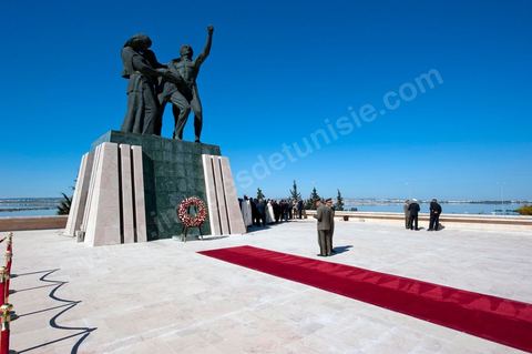 A ceremony was held on Saturday morning at the Séjoumi Martyrs’ Square to commemorate the events of April 9, 1938.Presided over by Mr. Foued Mebazaa, Acting President of the Republic, this ceremony served as an opportunity to pay tribute to all those who sacrificed themselves for the independence and sovereignty of the homeland.Mr. Foued Mebazaa saluted the flag as the national anthem played and reviewed a detachment from the three branches of the armed forces that rendered him honors.He then laid a wreath at the foot of the Martyrs’ Memorial before reciting the Fatiha in their memory.The ceremony was attended by all members of the Provisional Government, including, first and foremost, the Prime Minister, the Mufti of the Republic, and several high-ranking officers of the National Army.

