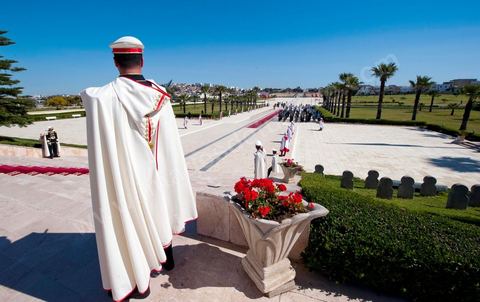 A ceremony was held on Saturday morning at the Séjoumi Martyrs’ Square to commemorate the events of April 9, 1938.Presided over by Mr. Foued Mebazaa, Acting President of the Republic, this ceremony served as an opportunity to pay tribute to all those who sacrificed themselves for the independence and sovereignty of the homeland.Mr. Foued Mebazaa saluted the flag as the national anthem played and reviewed a detachment from the three branches of the armed forces that rendered him honors.He then laid a wreath at the foot of the Martyrs’ Memorial before reciting the Fatiha in their memory.The ceremony was attended by all members of the Provisional Government, including, first and foremost, the Prime Minister, the Mufti of the Republic, and several high-ranking officers of the National Army.

