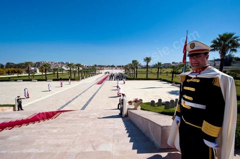 A ceremony was held on Saturday morning at the Séjoumi Martyrs’ Square to commemorate the events of April 9, 1938.Presided over by Mr. Foued Mebazaa, Acting President of the Republic, this ceremony served as an opportunity to pay tribute to all those who sacrificed themselves for the independence and sovereignty of the homeland.Mr. Foued Mebazaa saluted the flag as the national anthem played and reviewed a detachment from the three branches of the armed forces that rendered him honors.He then laid a wreath at the foot of the Martyrs’ Memorial before reciting the Fatiha in their memory.The ceremony was attended by all members of the Provisional Government, including, first and foremost, the Prime Minister, the Mufti of the Republic, and several high-ranking officers of the National Army.

