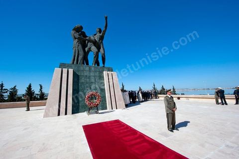 A ceremony was held on Saturday morning at the Séjoumi Martyrs’ Square to commemorate the events of April 9, 1938.Presided over by Mr. Foued Mebazaa, Acting President of the Republic, this ceremony served as an opportunity to pay tribute to all those who sacrificed themselves for the independence and sovereignty of the homeland.Mr. Foued Mebazaa saluted the flag as the national anthem played and reviewed a detachment from the three branches of the armed forces that rendered him honors.He then laid a wreath at the foot of the Martyrs’ Memorial before reciting the Fatiha in their memory.The ceremony was attended by all members of the Provisional Government, including, first and foremost, the Prime Minister, the Mufti of the Republic, and several high-ranking officers of the National Army.

