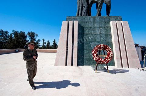 A ceremony was held on Saturday morning at the Séjoumi Martyrs’ Square to commemorate the events of April 9, 1938.Presided over by Mr. Foued Mebazaa, Acting President of the Republic, this ceremony served as an opportunity to pay tribute to all those who sacrificed themselves for the independence and sovereignty of the homeland.Mr. Foued Mebazaa saluted the flag as the national anthem played and reviewed a detachment from the three branches of the armed forces that rendered him honors.He then laid a wreath at the foot of the Martyrs’ Memorial before reciting the Fatiha in their memory.The ceremony was attended by all members of the Provisional Government, including, first and foremost, the Prime Minister, the Mufti of the Republic, and several high-ranking officers of the National Army.

