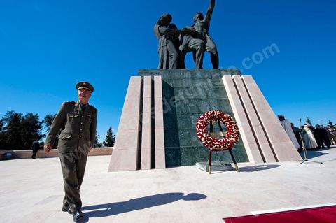 A ceremony was held on Saturday morning at the Séjoumi Martyrs’ Square to commemorate the events of April 9, 1938.Presided over by Mr. Foued Mebazaa, Acting President of the Republic, this ceremony served as an opportunity to pay tribute to all those who sacrificed themselves for the independence and sovereignty of the homeland.Mr. Foued Mebazaa saluted the flag as the national anthem played and reviewed a detachment from the three branches of the armed forces that rendered him honors.He then laid a wreath at the foot of the Martyrs’ Memorial before reciting the Fatiha in their memory.The ceremony was attended by all members of the Provisional Government, including, first and foremost, the Prime Minister, the Mufti of the Republic, and several high-ranking officers of the National Army.

