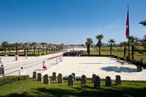 A ceremony was held on Saturday morning at the Séjoumi Martyrs’ Square to commemorate the events of April 9, 1938.Presided over by Mr. Foued Mebazaa, Acting President of the Republic, this ceremony served as an opportunity to pay tribute to all those who sacrificed themselves for the independence and sovereignty of the homeland.Mr. Foued Mebazaa saluted the flag as the national anthem played and reviewed a detachment from the three branches of the armed forces that rendered him honors.He then laid a wreath at the foot of the Martyrs’ Memorial before reciting the Fatiha in their memory.The ceremony was attended by all members of the Provisional Government, including, first and foremost, the Prime Minister, the Mufti of the Republic, and several high-ranking officers of the National Army.

