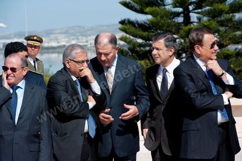 Les membres du Gouvernement, Ministres et Secrétaires d'Etat. Une cérémonie a été organisée, samedi matin, au carré des martyrs de Séjoumi, à l'occasion de la commémoration des événements du 9 avril 1938.Présidée par M. Foued Mebazaa, président de la République par intérim, cette cérémonie est une occasion pour rendre hommage à tous ceux qui se sont sacrifiés pour l'Indépendance et la souveraineté de la Patrie.M. Foued Mebazaa a salué le drapeau au son de l'hymne national et passé en revue un détachement des trois armes qui lui rendait les honneurs.Il a, ensuite, déposé une gerbe de fleurs au pied du mémorial des martyrs, avant de réciter la Fatiha à leur mémoire.Ont assisté à la cérémonie, tous les membres du Gouvernement provisoire, dont en premier lieu le Premier ministre, le Mufti de la République ainsi que plusieurs hauts Officiers de l'Armée nationale.