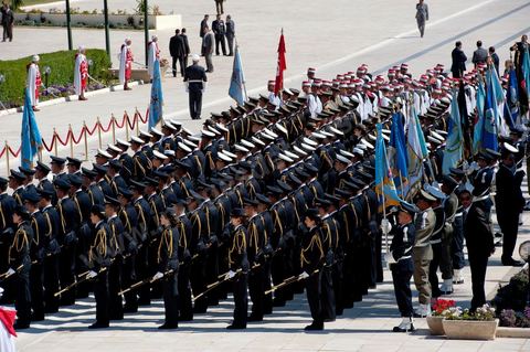 A ceremony was held on Saturday morning at the Séjoumi Martyrs’ Square to commemorate the events of April 9, 1938.Presided over by Mr. Foued Mebazaa, Acting President of the Republic, this ceremony served as an opportunity to pay tribute to all those who sacrificed themselves for the independence and sovereignty of the homeland.Mr. Foued Mebazaa saluted the flag as the national anthem played and reviewed a detachment from the three branches of the armed forces that rendered him honors.He then laid a wreath at the foot of the Martyrs’ Memorial before reciting the Fatiha in their memory.The ceremony was attended by all members of the Provisional Government, including, first and foremost, the Prime Minister, the Mufti of the Republic, and several high-ranking officers of the National Army.


