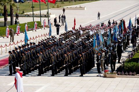 A ceremony was held on Saturday morning at the Séjoumi Martyrs’ Square to commemorate the events of April 9, 1938.Presided over by Mr. Foued Mebazaa, Acting President of the Republic, this ceremony served as an opportunity to pay tribute to all those who sacrificed themselves for the independence and sovereignty of the homeland.Mr. Foued Mebazaa saluted the flag as the national anthem played and reviewed a detachment from the three branches of the armed forces that rendered him honors.He then laid a wreath at the foot of the Martyrs’ Memorial before reciting the Fatiha in their memory.The ceremony was attended by all members of the Provisional Government, including, first and foremost, the Prime Minister, the Mufti of the Republic, and several high-ranking officers of the National Army.

