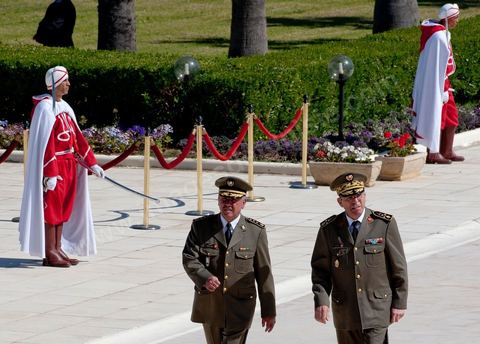 Arrival of General Rachid Ammar. A ceremony was held on Saturday morning at the Séjoumi Martyrs’ Square to commemorate the events of April 9, 1938.Presided over by Mr. Foued Mebazaa, Acting President of the Republic, this ceremony provided an opportunity to pay tribute to all those who sacrificed themselves for the independence and sovereignty of the homeland.Mr. Foued Mebazaa saluted the flag to the sound of the national anthem and reviewed a detachment of the three branches of the armed forces that rendered him honors.He then laid a wreath at the foot of the Martyrs’ Memorial before reciting the Fatiha in their memory.The ceremony was attended by all members of the Provisional Government, including, first and foremost, the Prime Minister, the Mufti of the Republic, and several high-ranking officers of the National Army.

