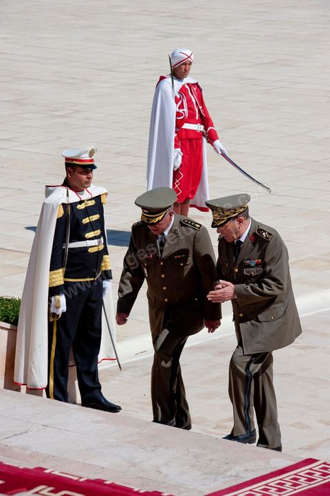 Arrival of General Rachid Ammar. A ceremony was held on Saturday morning at the Séjoumi Martyrs’ Square to commemorate the events of April 9, 1938.Presided over by Mr. Foued Mebazaa, Acting President of the Republic, this ceremony provided an opportunity to pay tribute to all those who sacrificed themselves for the independence and sovereignty of the homeland.Mr. Foued Mebazaa saluted the flag to the sound of the national anthem and reviewed a detachment of the three branches of the armed forces that rendered him honors.He then laid a wreath at the foot of the Martyrs’ Memorial before reciting the Fatiha in their memory.The ceremony was attended by all members of the Provisional Government, including, first and foremost, the Prime Minister, the Mufti of the Republic, and several high-ranking officers of the National Army.

