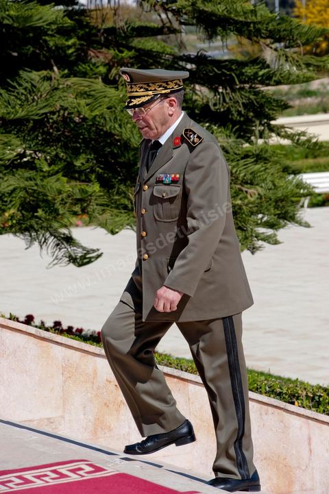 Arrival of General Rachid Ammar. A ceremony was held on Saturday morning at the Séjoumi Martyrs’ Square to commemorate the events of April 9, 1938.Presided over by Mr. Foued Mebazaa, Acting President of the Republic, this ceremony provided an opportunity to pay tribute to all those who sacrificed themselves for the independence and sovereignty of the homeland.Mr. Foued Mebazaa saluted the flag to the sound of the national anthem and reviewed a detachment of the three branches of the armed forces that rendered him honors.He then laid a wreath at the foot of the Martyrs’ Memorial before reciting the Fatiha in their memory.The ceremony was attended by all members of the Provisional Government, including, first and foremost, the Prime Minister, the Mufti of the Republic, and several high-ranking officers of the National Army.

