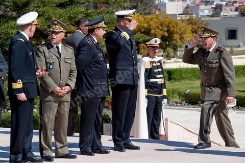 Arrivée du Général Rachid Ammar qui salue les généraux des armées tunsiennes. Une cérémonie a été organisée, samedi matin, au carré des martyrs de Séjoumi, à l'occasion de la commémoration des événements du 9 avril 1938.Présidée par M. Foued Mebazaa, président de la République par intérim, cette cérémonie est une occasion pour rendre hommage à tous ceux qui se sont sacrifiés pour l'Indépendance et la souveraineté de la Patrie.M. Foued Mebazaa a salué le drapeau au son de l'hymne national et passé en revue un détachement des trois armes qui lui rendait les honneurs.Il a, ensuite, déposé une gerbe de fleurs au pied du mémorial des martyrs, avant de réciter la Fatiha à leur mémoire.Ont assisté à la cérémonie, tous les membres du Gouvernement provisoire, dont en premier lieu le Premier ministre, le Mufti de la République ainsi que plusieurs hauts Officiers de l'Armée nationale.