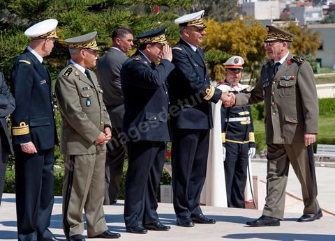 Arrivée du Général Rachid Ammar qui salue les généraux des armées tunsiennes. Une cérémonie a été organisée, samedi matin, au carré des martyrs de Séjoumi, à l'occasion de la commémoration des événements du 9 avril 1938.Présidée par M. Foued Mebazaa, président de la République par intérim, cette cérémonie est une occasion pour rendre hommage à tous ceux qui se sont sacrifiés pour l'Indépendance et la souveraineté de la Patrie.M. Foued Mebazaa a salué le drapeau au son de l'hymne national et passé en revue un détachement des trois armes qui lui rendait les honneurs.Il a, ensuite, déposé une gerbe de fleurs au pied du mémorial des martyrs, avant de réciter la Fatiha à leur mémoire.Ont assisté à la cérémonie, tous les membres du Gouvernement provisoire, dont en premier lieu le Premier ministre, le Mufti de la République ainsi que plusieurs hauts Officiers de l'Armée nationale.