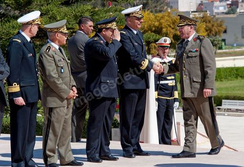 Arrivée du Général Rachid Ammar qui salue les généraux des armées tunsiennes. Une cérémonie a été organisée, samedi matin, au carré des martyrs de Séjoumi, à l'occasion de la commémoration des événements du 9 avril 1938.Présidée par M. Foued Mebazaa, président de la République par intérim, cette cérémonie est une occasion pour rendre hommage à tous ceux qui se sont sacrifiés pour l'Indépendance et la souveraineté de la Patrie.M. Foued Mebazaa a salué le drapeau au son de l'hymne national et passé en revue un détachement des trois armes qui lui rendait les honneurs.Il a, ensuite, déposé une gerbe de fleurs au pied du mémorial des martyrs, avant de réciter la Fatiha à leur mémoire.Ont assisté à la cérémonie, tous les membres du Gouvernement provisoire, dont en premier lieu le Premier ministre, le Mufti de la République ainsi que plusieurs hauts Officiers de l'Armée nationale.