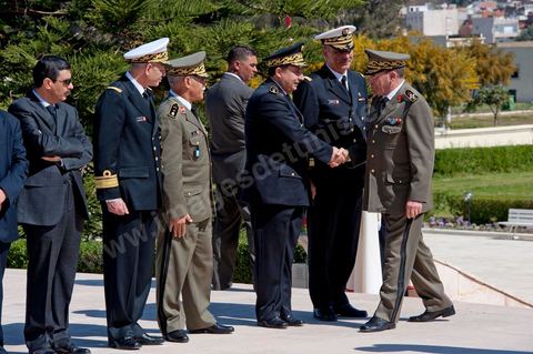 Arrivée du Général Rachid Ammar qui salue les généraux des armées tunsiennes. Une cérémonie a été organisée, samedi matin, au carré des martyrs de Séjoumi, à l'occasion de la commémoration des événements du 9 avril 1938.Présidée par M. Foued Mebazaa, président de la République par intérim, cette cérémonie est une occasion pour rendre hommage à tous ceux qui se sont sacrifiés pour l'Indépendance et la souveraineté de la Patrie.M. Foued Mebazaa a salué le drapeau au son de l'hymne national et passé en revue un détachement des trois armes qui lui rendait les honneurs.Il a, ensuite, déposé une gerbe de fleurs au pied du mémorial des martyrs, avant de réciter la Fatiha à leur mémoire.Ont assisté à la cérémonie, tous les membres du Gouvernement provisoire, dont en premier lieu le Premier ministre, le Mufti de la République ainsi que plusieurs hauts Officiers de l'Armée nationale.