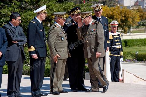 Arrivée du Général Rachid Ammar qui salue les généraux des armées tunsiennes. Une cérémonie a été organisée, samedi matin, au carré des martyrs de Séjoumi, à l'occasion de la commémoration des événements du 9 avril 1938.Présidée par M. Foued Mebazaa, président de la République par intérim, cette cérémonie est une occasion pour rendre hommage à tous ceux qui se sont sacrifiés pour l'Indépendance et la souveraineté de la Patrie.M. Foued Mebazaa a salué le drapeau au son de l'hymne national et passé en revue un détachement des trois armes qui lui rendait les honneurs.Il a, ensuite, déposé une gerbe de fleurs au pied du mémorial des martyrs, avant de réciter la Fatiha à leur mémoire.Ont assisté à la cérémonie, tous les membres du Gouvernement provisoire, dont en premier lieu le Premier ministre, le Mufti de la République ainsi que plusieurs hauts Officiers de l'Armée nationale.