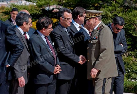 Arrivée du Général Rachid Ammar qui salue les membres du Gouvernement. Une cérémonie a été organisée, samedi matin, au carré des martyrs de Séjoumi, à l'occasion de la commémoration des événements du 9 avril 1938.Présidée par M. Foued Mebazaa, président de la République par intérim, cette cérémonie est une occasion pour rendre hommage à tous ceux qui se sont sacrifiés pour l'Indépendance et la souveraineté de la Patrie.M. Foued Mebazaa a salué le drapeau au son de l'hymne national et passé en revue un détachement des trois armes qui lui rendait les honneurs.Il a, ensuite, déposé une gerbe de fleurs au pied du mémorial des martyrs, avant de réciter la Fatiha à leur mémoire.Ont assisté à la cérémonie, tous les membres du Gouvernement provisoire, dont en premier lieu le Premier ministre, le Mufti de la République ainsi que plusieurs hauts Officiers de l'Armée nationale.