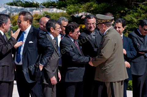 Arrivée du Général Rachid Ammar qui salue les membres du Gouvernement. Une cérémonie a été organisée, samedi matin, au carré des martyrs de Séjoumi, à l'occasion de la commémoration des événements du 9 avril 1938.Présidée par M. Foued Mebazaa, président de la République par intérim, cette cérémonie est une occasion pour rendre hommage à tous ceux qui se sont sacrifiés pour l'Indépendance et la souveraineté de la Patrie.M. Foued Mebazaa a salué le drapeau au son de l'hymne national et passé en revue un détachement des trois armes qui lui rendait les honneurs.Il a, ensuite, déposé une gerbe de fleurs au pied du mémorial des martyrs, avant de réciter la Fatiha à leur mémoire.Ont assisté à la cérémonie, tous les membres du Gouvernement provisoire, dont en premier lieu le Premier ministre, le Mufti de la République ainsi que plusieurs hauts Officiers de l'Armée nationale.