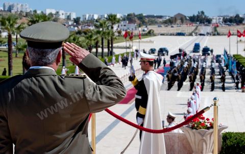 A ceremony was held on Saturday morning at the Séjoumi Martyrs’ Square to commemorate the events of April 9, 1938.Presided over by Mr. Foued Mebazaa, Acting President of the Republic, this ceremony served as an opportunity to pay tribute to all those who sacrificed themselves for the independence and sovereignty of the homeland.Mr. Foued Mebazaa saluted the flag as the national anthem played and reviewed a detachment from the three branches of the armed forces that rendered him honors.He then laid a wreath at the foot of the Martyrs’ Memorial before reciting the Fatiha in their memory.The ceremony was attended by all members of the Provisional Government, including, first and foremost, the Prime Minister, the Mufti of the Republic, and several high-ranking officers of the National Army.

