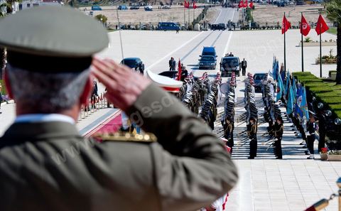 A ceremony was held on Saturday morning at the Séjoumi Martyrs’ Square to commemorate the events of April 9, 1938.Presided over by Mr. Foued Mebazaa, Acting President of the Republic, this ceremony served as an opportunity to pay tribute to all those who sacrificed themselves for the independence and sovereignty of the homeland.Mr. Foued Mebazaa saluted the flag as the national anthem played and reviewed a detachment from the three branches of the armed forces that rendered him honors.He then laid a wreath at the foot of the Martyrs’ Memorial before reciting the Fatiha in their memory.The ceremony was attended by all members of the Provisional Government, including, first and foremost, the Prime Minister, the Mufti of the Republic, and several high-ranking officers of the National Army.


