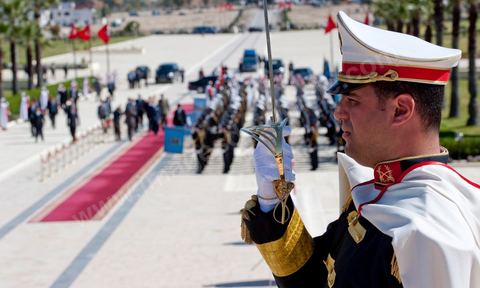 A ceremony was held on Saturday morning at the Séjoumi Martyrs’ Square to commemorate the events of April 9, 1938.Presided over by Mr. Foued Mebazaa, Acting President of the Republic, this ceremony served as an opportunity to pay tribute to all those who sacrificed themselves for the independence and sovereignty of the homeland.Mr. Foued Mebazaa saluted the flag as the national anthem played and reviewed a detachment from the three branches of the armed forces that rendered him honors.He then laid a wreath at the foot of the Martyrs’ Memorial before reciting the Fatiha in their memory.The ceremony was attended by all members of the Provisional Government, including, first and foremost, the Prime Minister, the Mufti of the Republic, and several high-ranking officers of the National Army.

