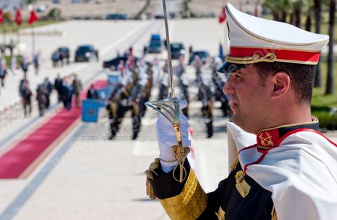 A ceremony was held on Saturday morning at the Séjoumi Martyrs’ Square to commemorate the events of April 9, 1938.Presided over by Mr. Foued Mebazaa, Acting President of the Republic, this ceremony served as an opportunity to pay tribute to all those who sacrificed themselves for the independence and sovereignty of the homeland.Mr. Foued Mebazaa saluted the flag as the national anthem played and reviewed a detachment from the three branches of the armed forces that rendered him honors.He then laid a wreath at the foot of the Martyrs’ Memorial before reciting the Fatiha in their memory.The ceremony was attended by all members of the Provisional Government, including, first and foremost, the Prime Minister, the Mufti of the Republic, and several high-ranking officers of the National Army.

