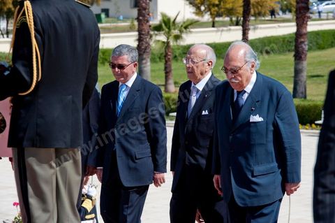 Le Président par interim Foued Mbazaa avec Caïd Béji Essebsi, Premier Ministre.  Une cérémonie a été organisée, samedi matin, au carré des martyrs de Séjoumi, à l'occasion de la commémoration des événements du 9 avril 1938.Présidée par M. Foued Mebazaa, président de la République par intérim, cette cérémonie est une occasion pour rendre hommage à tous ceux qui se sont sacrifiés pour l'Indépendance et la souveraineté de la Patrie.M. Foued Mebazaa a salué le drapeau au son de l'hymne national et passé en revue un détachement des trois armes qui lui rendait les honneurs.Il a, ensuite, déposé une gerbe de fleurs au pied du mémorial des martyrs, avant de réciter la Fatiha à leur mémoire.Ont assisté à la cérémonie, tous les membres du Gouvernement provisoire, dont en premier lieu le Premier ministre, le Mufti de la République ainsi que plusieurs hauts Officiers de l'Armée nationale.