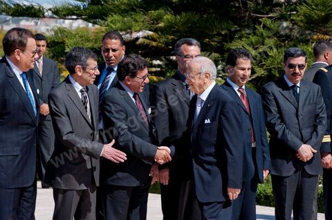 Caïd Béji Essebsi, Premier Ministre du gouvernement provisoire saluant les membres du Gouvernement provisoire. Une cérémonie a été organisée, samedi matin, au carré des martyrs de Séjoumi, à l'occasion de la commémoration des événements du 9 avril 1938.Présidée par M. Foued Mebazaa, président de la République par intérim, cette cérémonie est une occasion pour rendre hommage à tous ceux qui se sont sacrifiés pour l'Indépendance et la souveraineté de la Patrie.M. Foued Mebazaa a salué le drapeau au son de l'hymne national et passé en revue un détachement des trois armes qui lui rendait les honneurs.Il a, ensuite, déposé une gerbe de fleurs au pied du mémorial des martyrs, avant de réciter la Fatiha à leur mémoire.Ont assisté à la cérémonie, tous les membres du Gouvernement provisoire, dont en premier lieu le Premier ministre, le Mufti de la République ainsi que plusieurs hauts Officiers de l'Armée nationale.