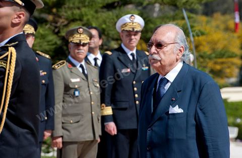 Le Président par interim Foued Mbazaa sous fond des généraux des armées tunisiennes dont le Général Rachid Ammar. Une cérémonie a été organisée, samedi matin, au carré des martyrs de Séjoumi, à l'occasion de la commémoration des événements du 9 avril 1938.Présidée par M. Foued Mebazaa, président de la République par intérim, cette cérémonie est une occasion pour rendre hommage à tous ceux qui se sont sacrifiés pour l'Indépendance et la souveraineté de la Patrie.M. Foued Mebazaa a salué le drapeau au son de l'hymne national et passé en revue un détachement des trois armes qui lui rendait les honneurs.Il a, ensuite, déposé une gerbe de fleurs au pied du mémorial des martyrs, avant de réciter la Fatiha à leur mémoire.Ont assisté à la cérémonie, tous les membres du Gouvernement provisoire, dont en premier lieu le Premier ministre, le Mufti de la République ainsi que plusieurs hauts Officiers de l'Armée nationale.