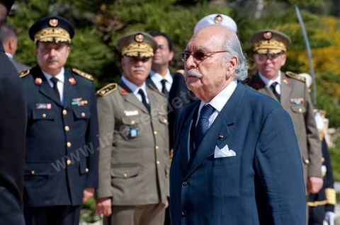 Le Président par interim Foued Mbazaa sous fond des généraux des armées tunisiennes dont le Général Rachid Ammar. Une cérémonie a été organisée, samedi matin, au carré des martyrs de Séjoumi, à l'occasion de la commémoration des événements du 9 avril 1938.Présidée par M. Foued Mebazaa, président de la République par intérim, cette cérémonie est une occasion pour rendre hommage à tous ceux qui se sont sacrifiés pour l'Indépendance et la souveraineté de la Patrie.M. Foued Mebazaa a salué le drapeau au son de l'hymne national et passé en revue un détachement des trois armes qui lui rendait les honneurs.Il a, ensuite, déposé une gerbe de fleurs au pied du mémorial des martyrs, avant de réciter la Fatiha à leur mémoire.Ont assisté à la cérémonie, tous les membres du Gouvernement provisoire, dont en premier lieu le Premier ministre, le Mufti de la République ainsi que plusieurs hauts Officiers de l'Armée nationale.