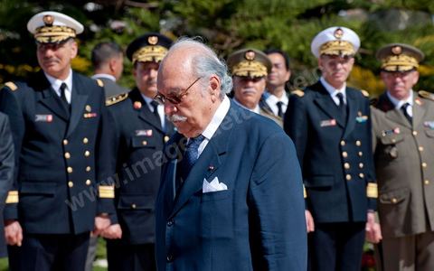 Le Président par interim Foued Mbazaa sous fond des généraux des armées tunisiennes dont le Général Rachid Ammar. Une cérémonie a été organisée, samedi matin, au carré des martyrs de Séjoumi, à l'occasion de la commémoration des événements du 9 avril 1938.Présidée par M. Foued Mebazaa, président de la République par intérim, cette cérémonie est une occasion pour rendre hommage à tous ceux qui se sont sacrifiés pour l'Indépendance et la souveraineté de la Patrie.M. Foued Mebazaa a salué le drapeau au son de l'hymne national et passé en revue un détachement des trois armes qui lui rendait les honneurs.Il a, ensuite, déposé une gerbe de fleurs au pied du mémorial des martyrs, avant de réciter la Fatiha à leur mémoire.Ont assisté à la cérémonie, tous les membres du Gouvernement provisoire, dont en premier lieu le Premier ministre, le Mufti de la République ainsi que plusieurs hauts Officiers de l'Armée nationale.