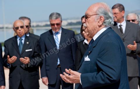 Interim President Foued Mbazaa praying with members of the provisional government in the background. A ceremony was held on Saturday morning at the Séjoumi Martyrs’ Square to commemorate the events of April 9, 1938.Presided over by Mr. Foued Mebazaa, Acting President of the Republic, this ceremony served as an opportunity to pay tribute to all those who sacrificed themselves for the independence and sovereignty of the homeland.Mr. Foued Mebazaa saluted the flag to the sound of the national anthem and reviewed a detachment from the three branches of the armed forces that rendered him honors.He then laid a wreath at the foot of the martyrs’ memorial before reciting the Fatiha in their memory.The ceremony was attended by all members of the Provisional Government, including, first and foremost, the Prime Minister, the Mufti of the Republic, and several high-ranking officers of the National Army.

