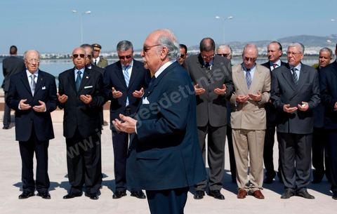 Interim President Foued Mbazaa praying with members of the provisional government in the background. A ceremony was held on Saturday morning at the Séjoumi Martyrs’ Square to commemorate the events of April 9, 1938.Presided over by Mr. Foued Mebazaa, Acting President of the Republic, this ceremony served as an opportunity to pay tribute to all those who sacrificed themselves for the independence and sovereignty of the homeland.Mr. Foued Mebazaa saluted the flag to the sound of the national anthem and reviewed a detachment from the three branches of the armed forces that rendered him honors.He then laid a wreath at the foot of the martyrs’ memorial before reciting the Fatiha in their memory.The ceremony was attended by all members of the Provisional Government, including, first and foremost, the Prime Minister, the Mufti of the Republic, and several high-ranking officers of the National Army.

