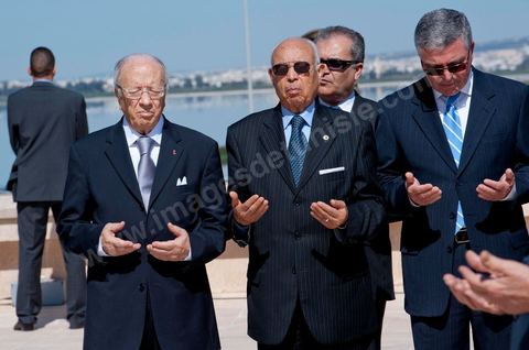 Caïd Béji Essebsi, Premier Ministre du gouvernement provisoire priant au côté des membres du gouvernement. Une cérémonie a été organisée, samedi matin, au carré des martyrs de Séjoumi, à l'occasion de la commémoration des événements du 9 avril 1938.Présidée par M. Foued Mebazaa, président de la République par intérim, cette cérémonie est une occasion pour rendre hommage à tous ceux qui se sont sacrifiés pour l'Indépendance et la souveraineté de la Patrie.M. Foued Mebazaa a salué le drapeau au son de l'hymne national et passé en revue un détachement des trois armes qui lui rendait les honneurs.Il a, ensuite, déposé une gerbe de fleurs au pied du mémorial des martyrs, avant de réciter la Fatiha à leur mémoire.Ont assisté à la cérémonie, tous les membres du Gouvernement provisoire, dont en premier lieu le Premier ministre, le Mufti de la République ainsi que plusieurs hauts Officiers de l'Armée nationale.