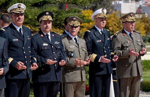 Generals of the Tunisian Army, including General Ammar, praying in tribute to the martyrs. A ceremony was held on Saturday morning at the Séjoumi Martyrs’ Cemetery to commemorate the events of April 9, 1938.Presided over by Mr. Foued Mebazaa, interim President of the Republic, this ceremony served as an opportunity to pay tribute to all those who sacrificed themselves for the independence and sovereignty of the homeland.Mr. Foued Mebazaa saluted the flag to the strains of the national anthem and reviewed a detachment of the three branches of the armed forces that rendered him honors.He then laid a wreath at the foot of the martyrs’ memorial before reciting the Fatiha in their memory.The ceremony was attended by all members of the Provisional Government, including, foremost among them, the Prime Minister, the Mufti of the Republic, and several high-ranking officers of the National Army.

