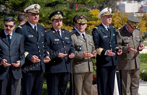 Generals of the Tunisian Army, including General Ammar, praying in tribute to the martyrs. A ceremony was held on Saturday morning at the Séjoumi Martyrs’ Cemetery to commemorate the events of April 9, 1938.Presided over by Mr. Foued Mebazaa, interim President of the Republic, this ceremony served as an opportunity to pay tribute to all those who sacrificed themselves for the independence and sovereignty of the homeland.Mr. Foued Mebazaa saluted the flag to the strains of the national anthem and reviewed a detachment of the three branches of the armed forces that rendered him honors.He then laid a wreath at the foot of the martyrs’ memorial before reciting the Fatiha in their memory.The ceremony was attended by all members of the Provisional Government, including, foremost among them, the Prime Minister, the Mufti of the Republic, and several high-ranking officers of the National Army.

