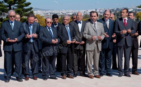 Members of the Provisional Government in prayer. A ceremony was held on Saturday morning at the Séjoumi Martyrs’ Square to commemorate the events of April 9, 1938.Presided over by Mr. Foued Mebazaa, Acting President of the Republic, this ceremony served as an opportunity to pay tribute to all those who sacrificed themselves for the independence and sovereignty of the homeland.Mr. Foued Mebazaa saluted the flag to the strains of the national anthem and reviewed a detachment of the three branches of the armed forces that rendered him honors.He then laid a wreath at the foot of the Martyrs’ Memorial before reciting the Fatiha in their memory.The ceremony was attended by all members of the Provisional Government, including, foremost among them, the Prime Minister, the Mufti of the Republic, and several high-ranking officers of the National Army.


