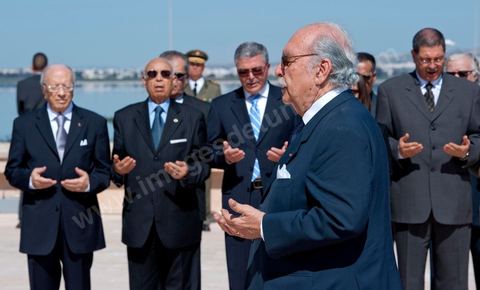 Interim President Foued Mbazaa praying with members of the provisional government in the background. A ceremony was held on Saturday morning at the Séjoumi Martyrs’ Square to commemorate the events of April 9, 1938.Presided over by Mr. Foued Mebazaa, Acting President of the Republic, this ceremony served as an opportunity to pay tribute to all those who sacrificed themselves for the independence and sovereignty of the homeland.Mr. Foued Mebazaa saluted the flag to the sound of the national anthem and reviewed a detachment from the three branches of the armed forces that rendered him honors.He then laid a wreath at the foot of the martyrs’ memorial before reciting the Fatiha in their memory.The ceremony was attended by all members of the Provisional Government, including, first and foremost, the Prime Minister, the Mufti of the Republic, and several high-ranking officers of the National Army.

